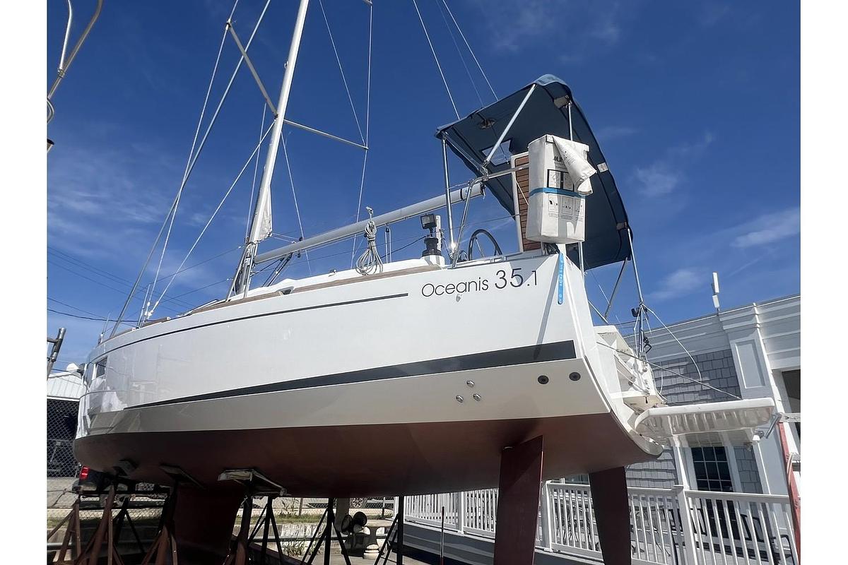 Used 2019 Beneteau Oceanis 35.1