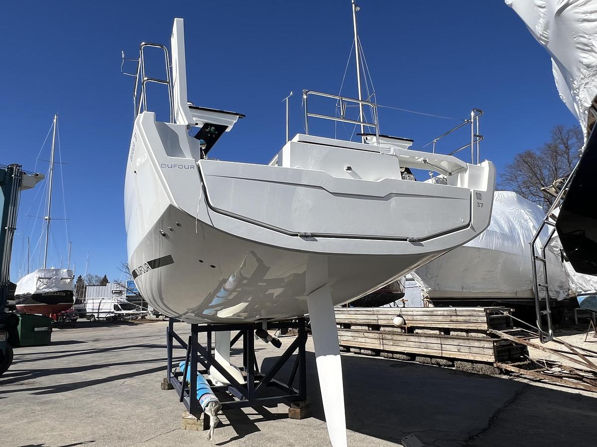 2026 Dufour Yachts D37