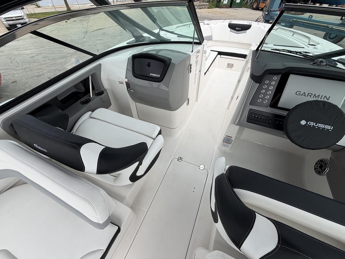 2026 Robalo R317 Dual Console