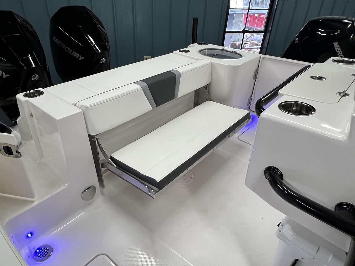 2026 Robalo Center Console R250