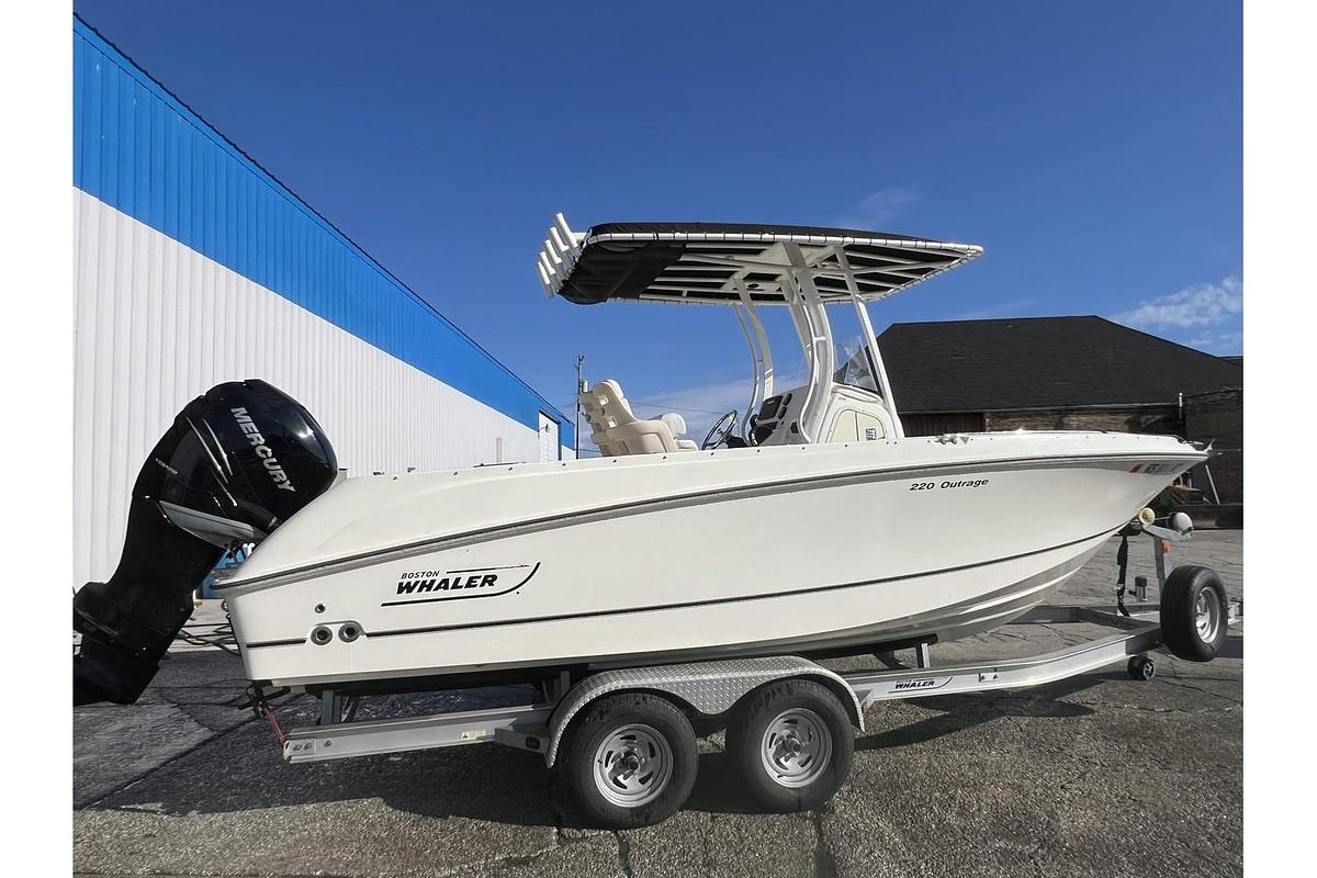 Used 2015 Boston Whaler 220 Outrage