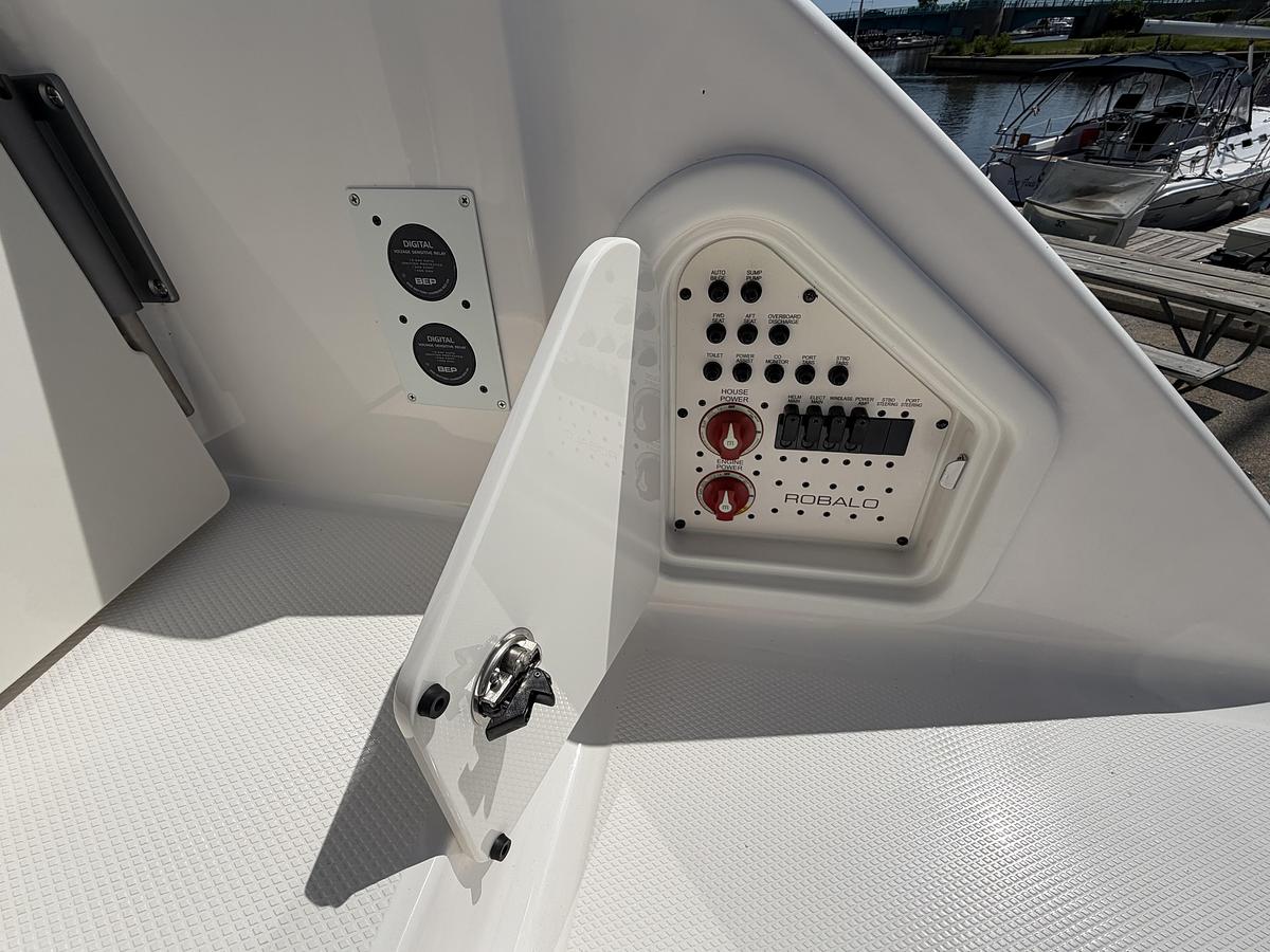 2026 Robalo R317 Dual Console