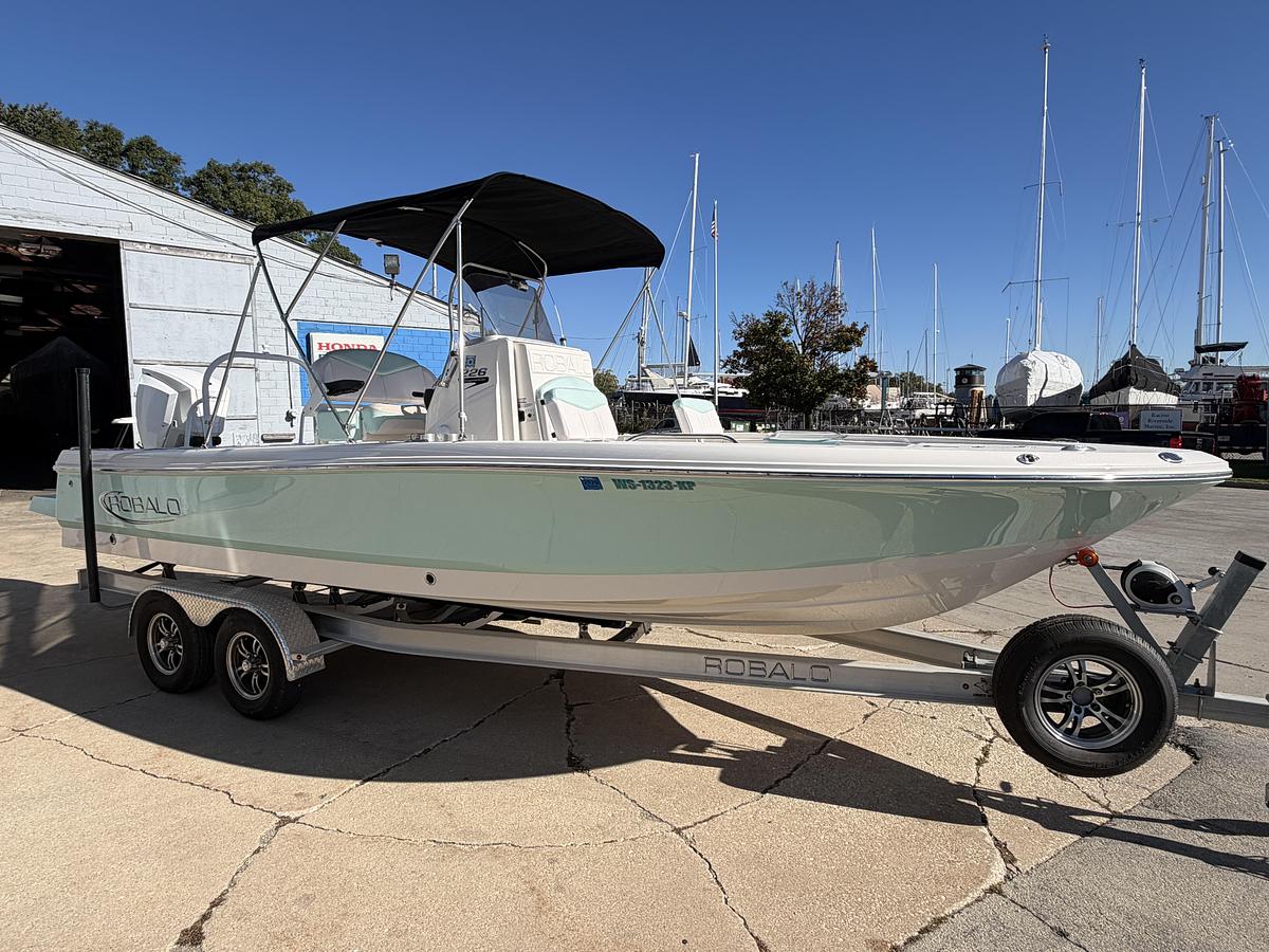 Used 2020 Robalo 226 Cayman