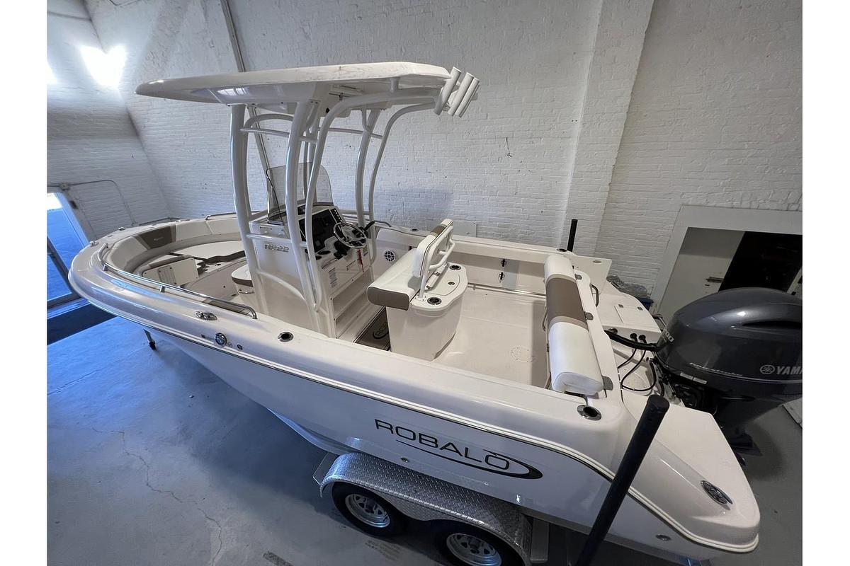2023 Robalo R-222 White