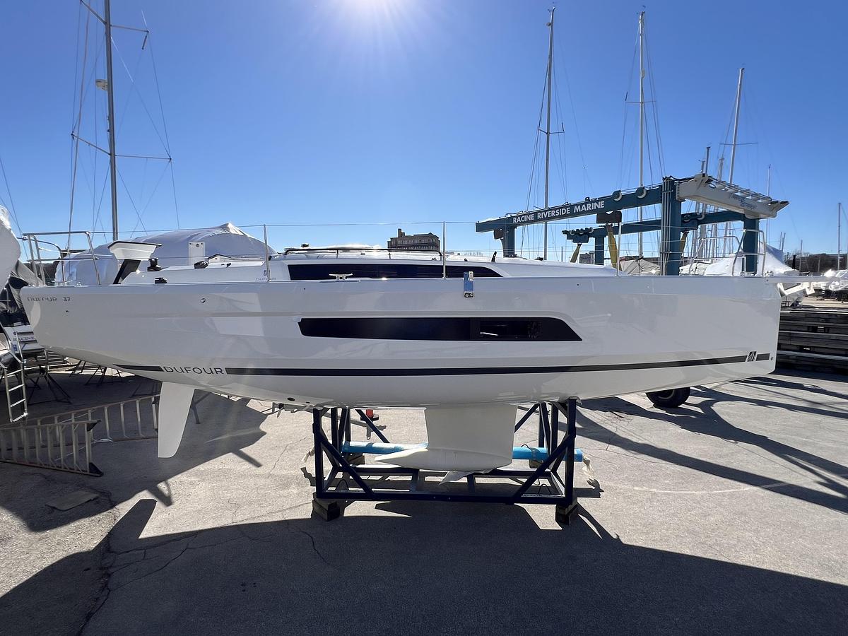 2026 Dufour Yachts D37