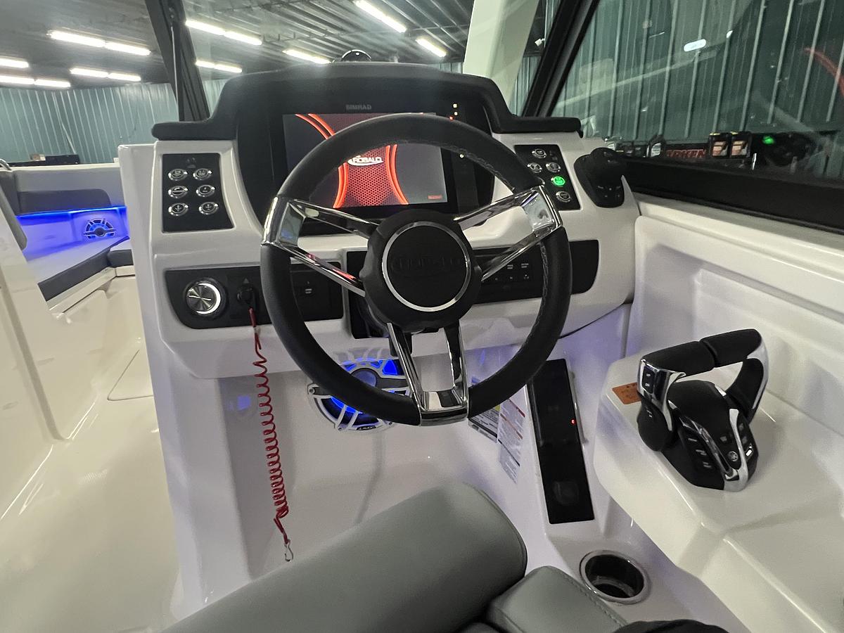 2026 Robalo R257 Dual Console