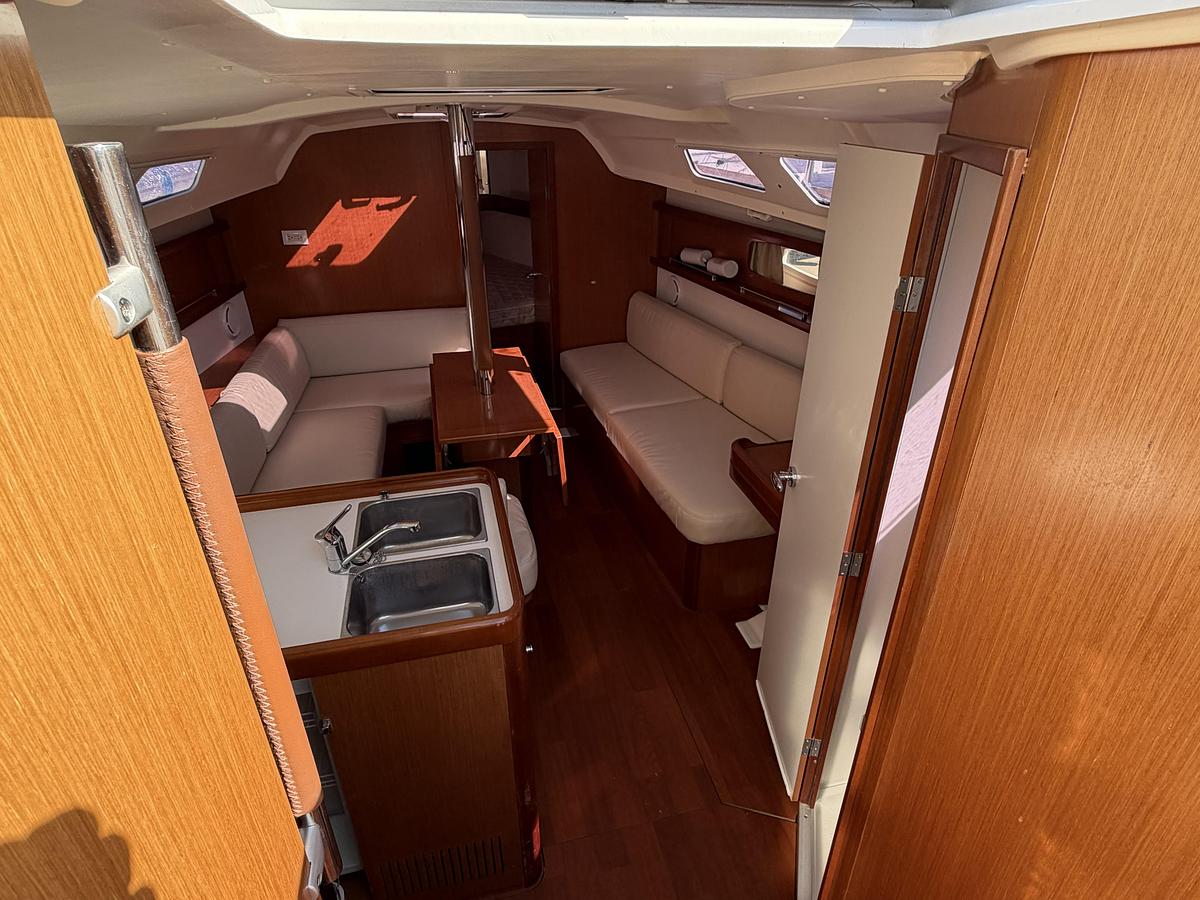 Used 2010 Beneteau Oceanis 34
