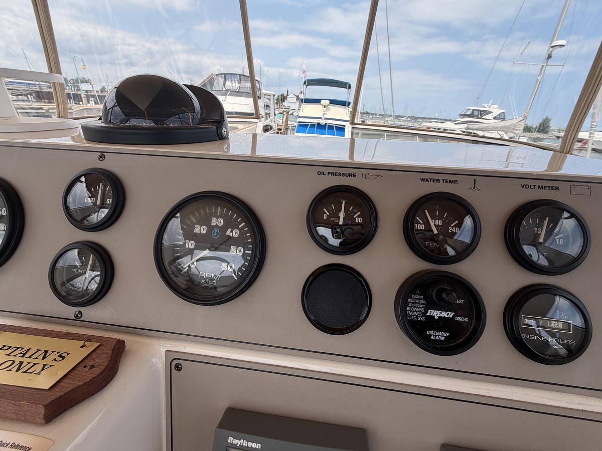 Used 1999 Carver 380 Santego