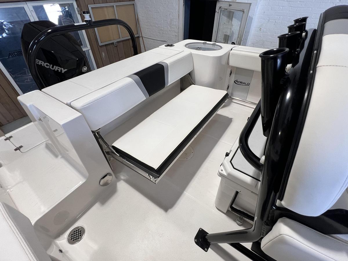 2025 Robalo R230 Center Console
