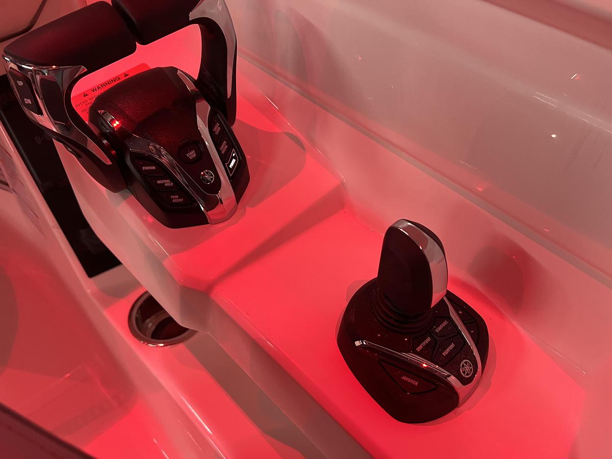 2026 Robalo R257 Dual Console