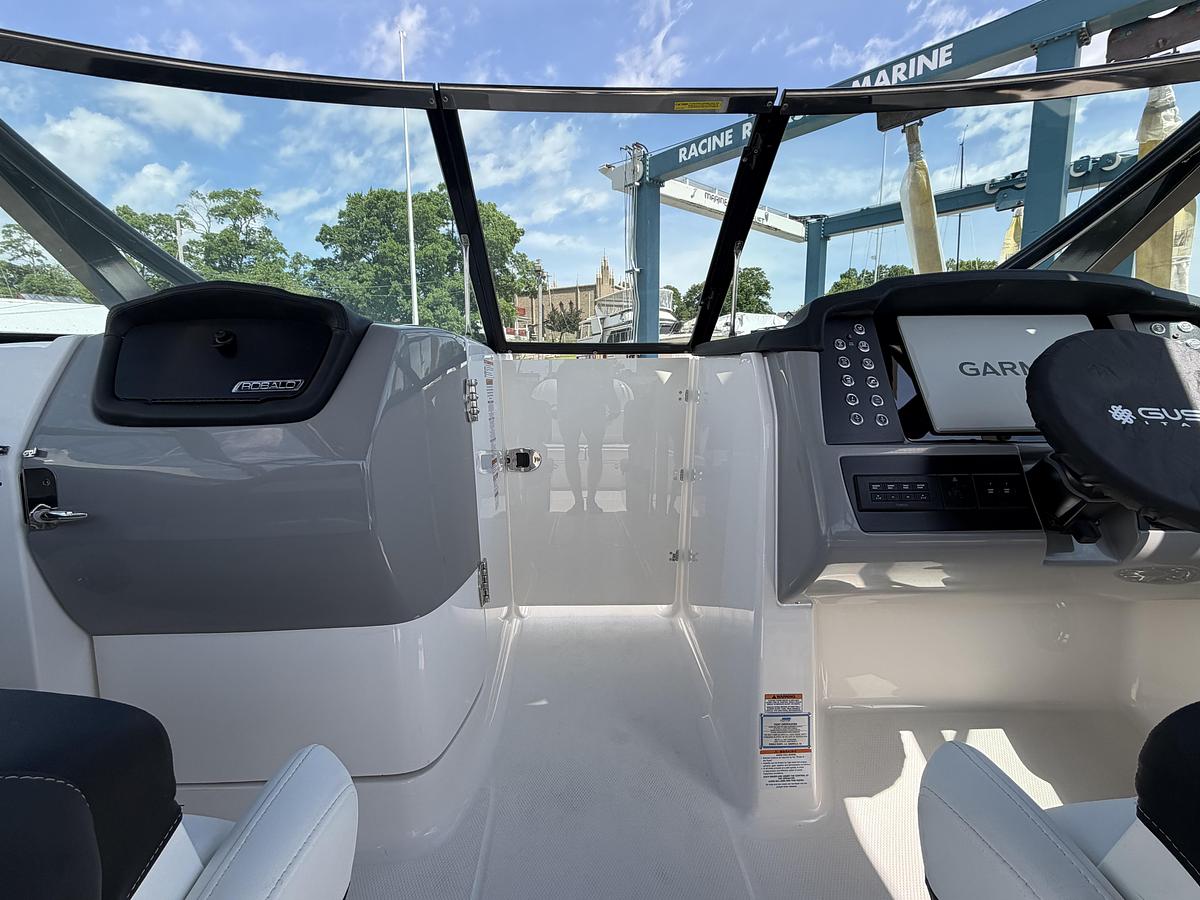 2026 Robalo R317 Dual Console