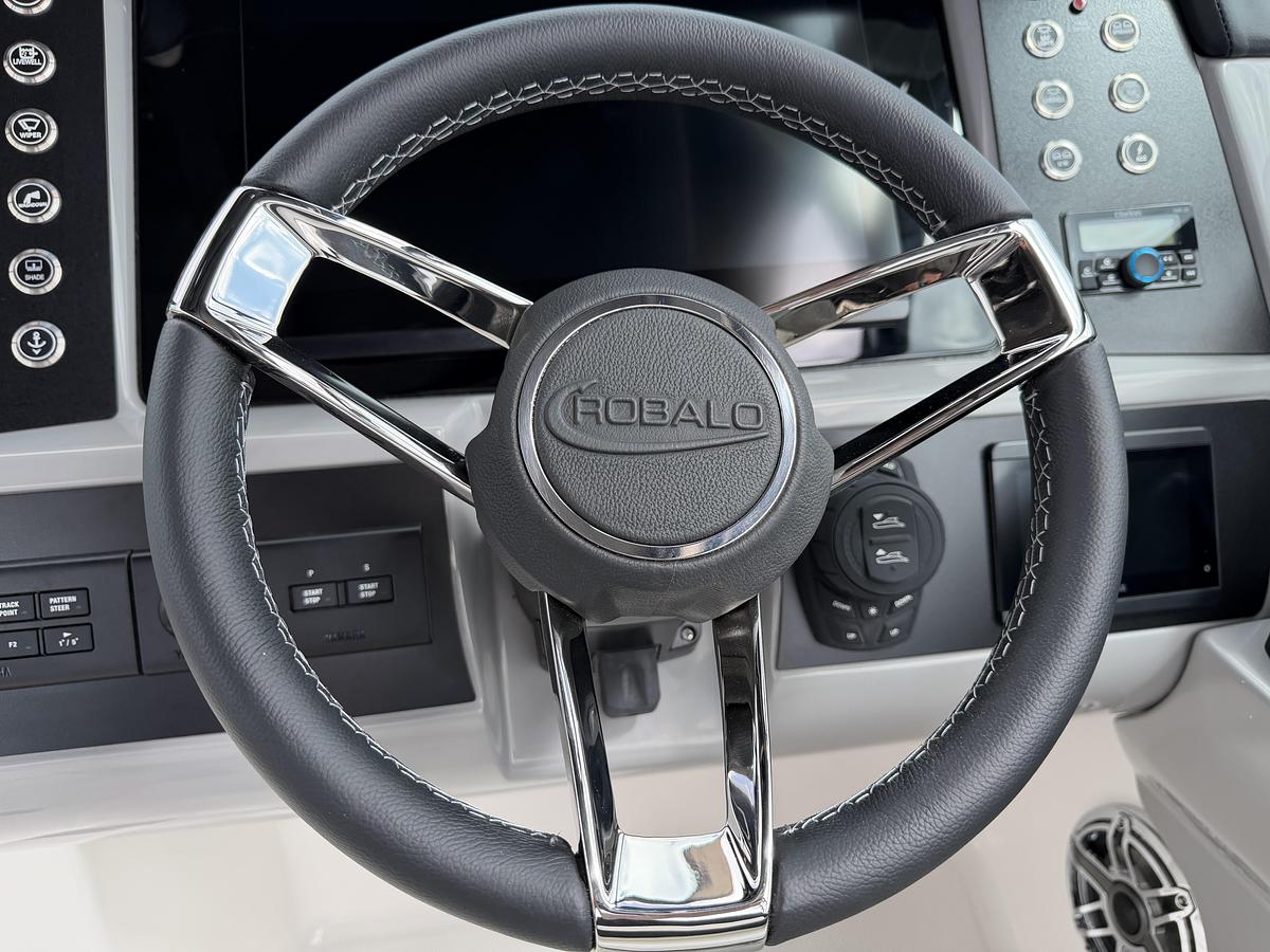 2026 Robalo R317 Dual Console
