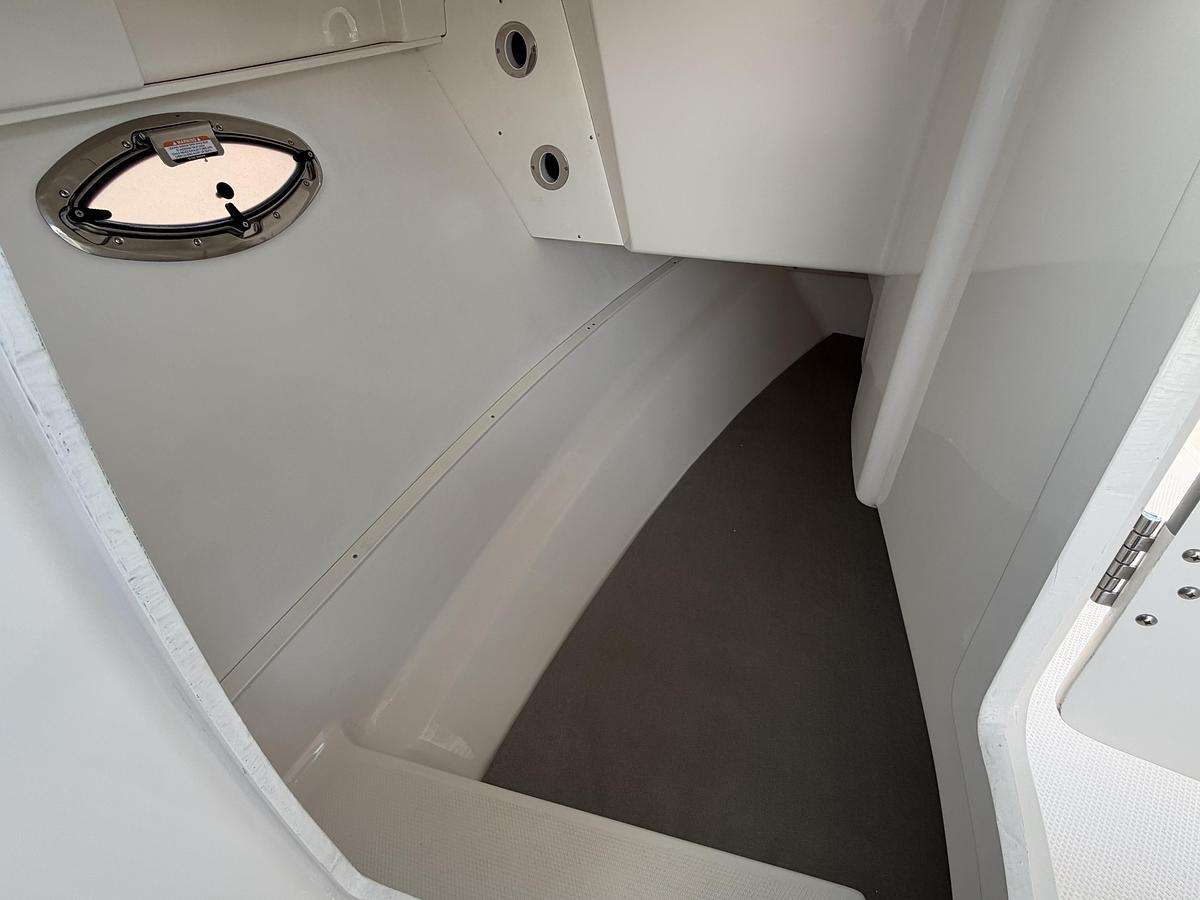 2026 Robalo R317 Dual Console