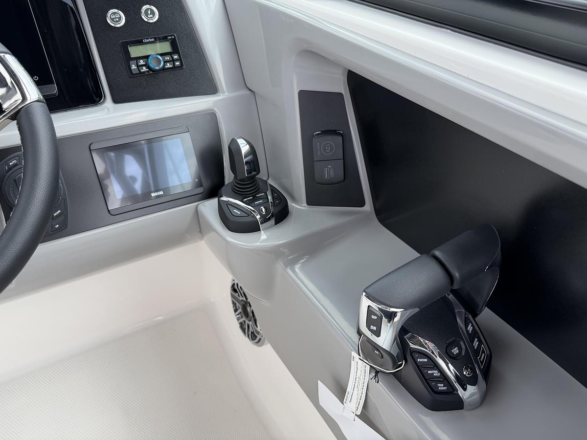 2026 Robalo R317 Dual Console