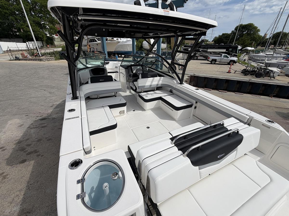 2026 Robalo R317 Dual Console