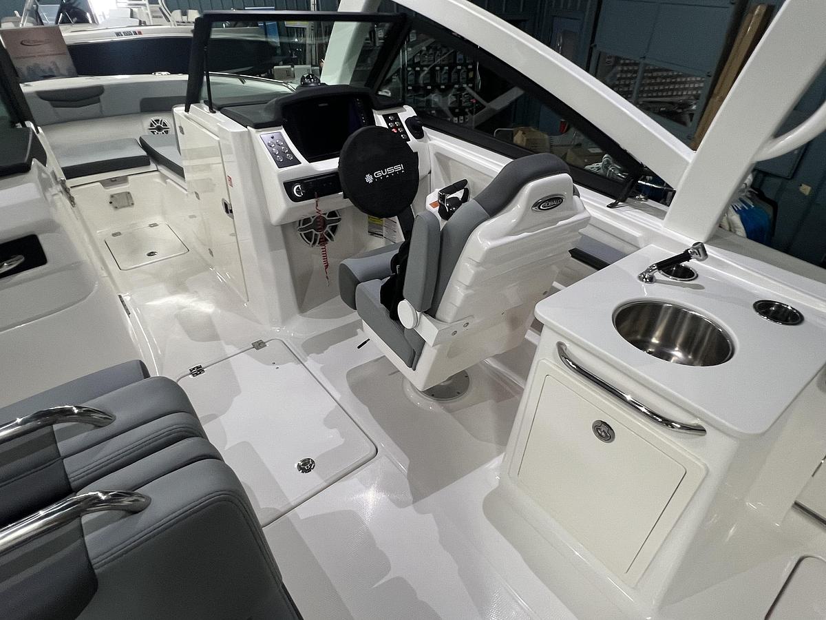 2026 Robalo R257 Dual Console