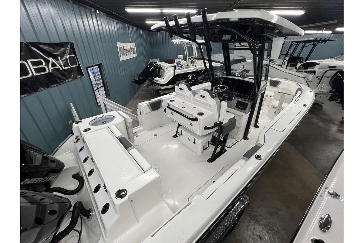 2025 Robalo Center Console R250