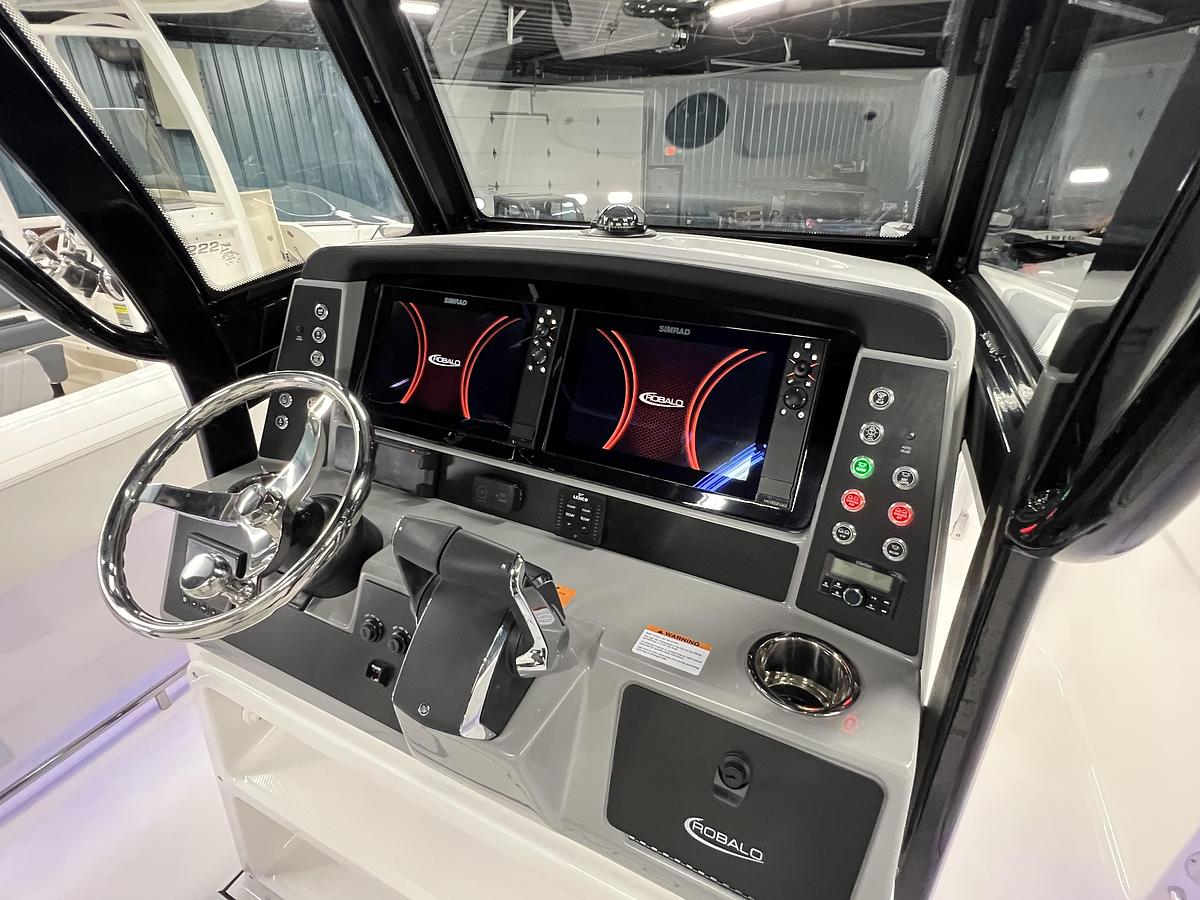 2026 Robalo Center Console R250