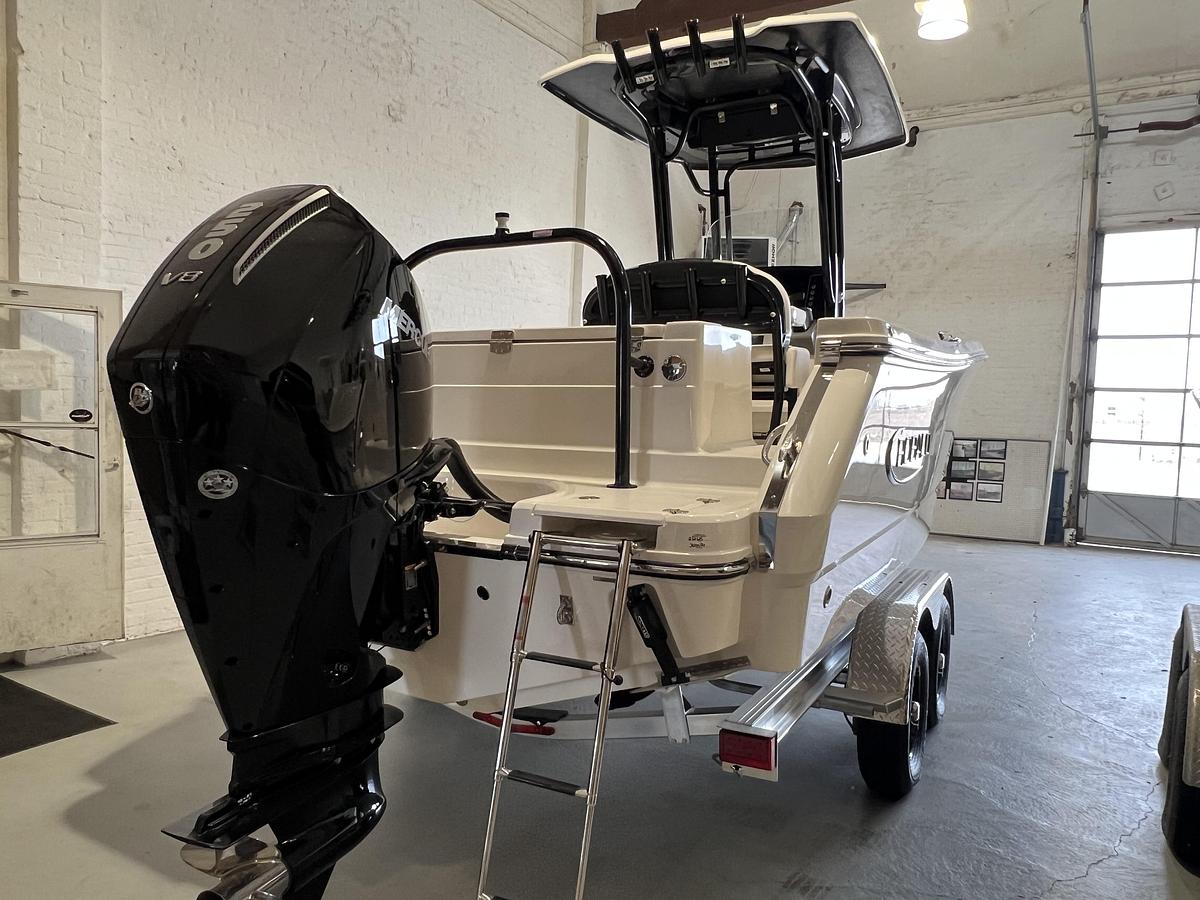 2025 Robalo R230 Center Console
