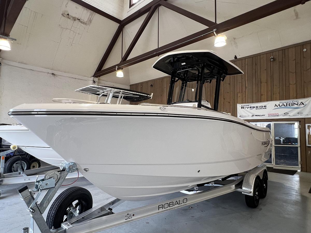 2025 Robalo R230 Center Console