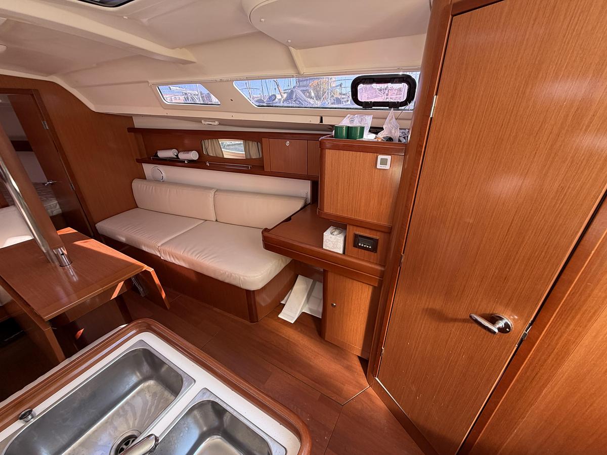 Used 2010 Beneteau Oceanis 34