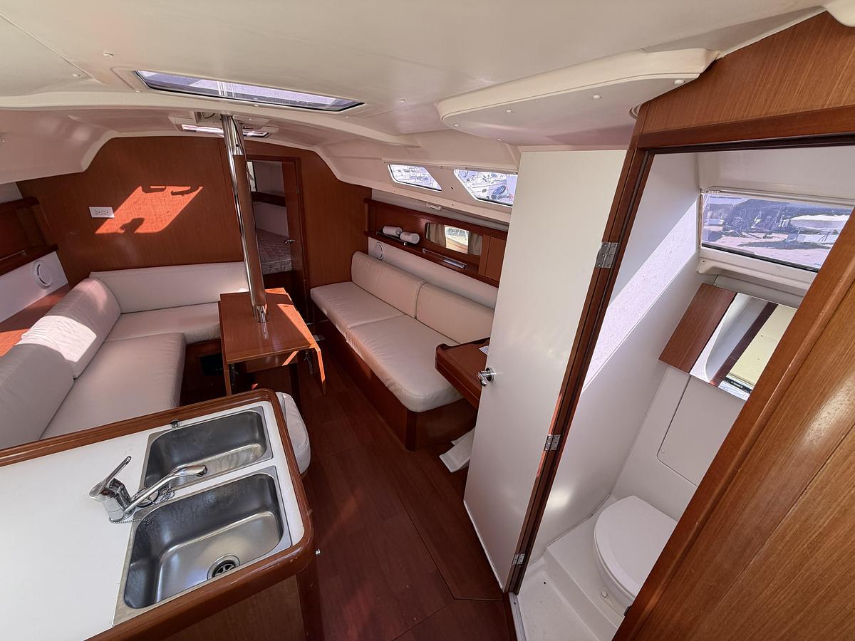 Used 2010 Beneteau Oceanis 34