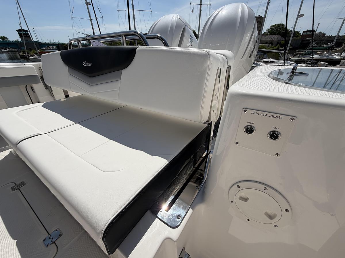 2026 Robalo R317 Dual Console