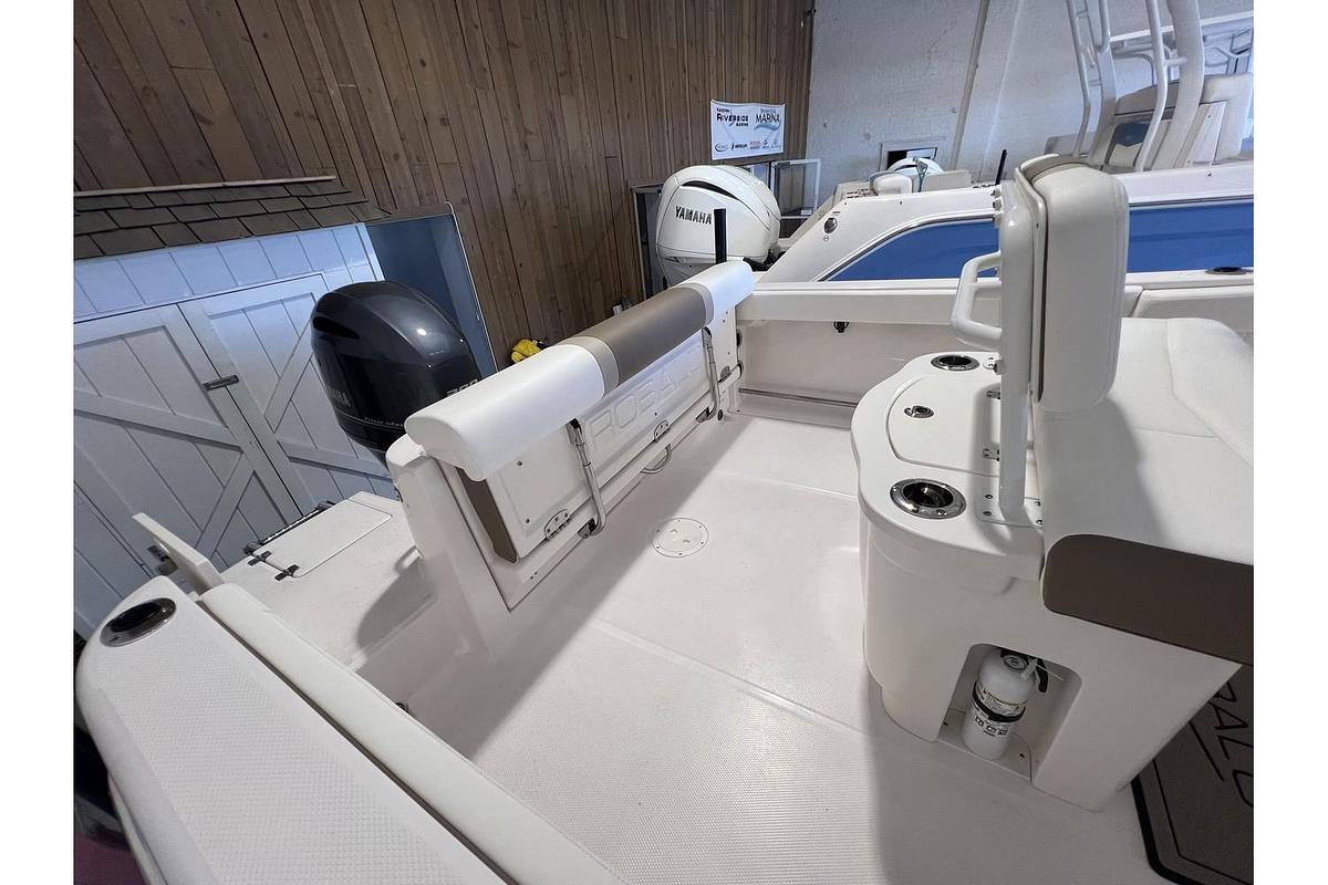 2023 Robalo R-222 White