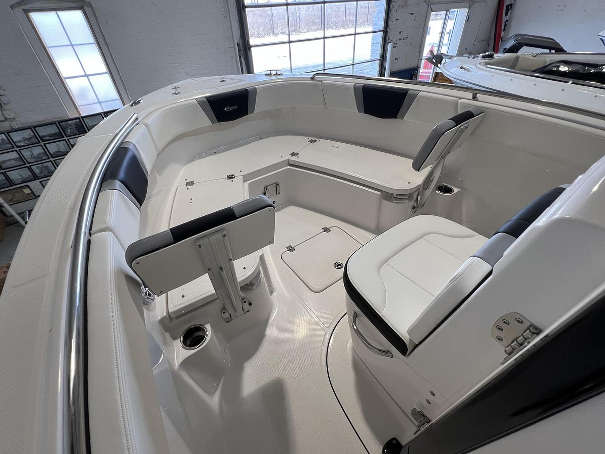 2025 Robalo R230 Center Console