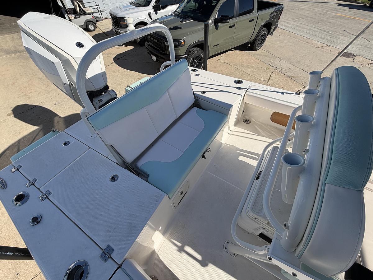 Used 2020 Robalo 226 Cayman