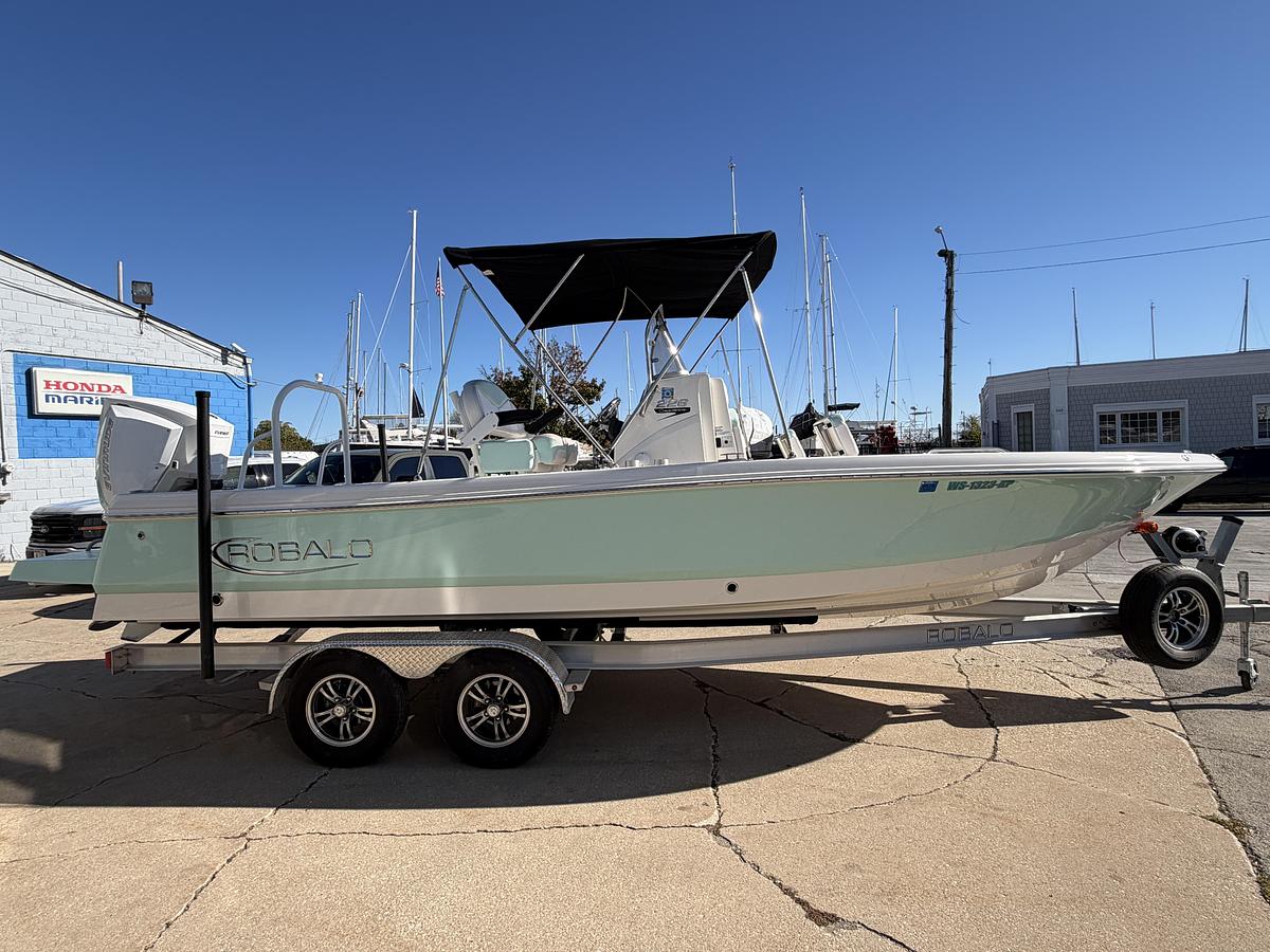 Used 2020 Robalo 226 Cayman