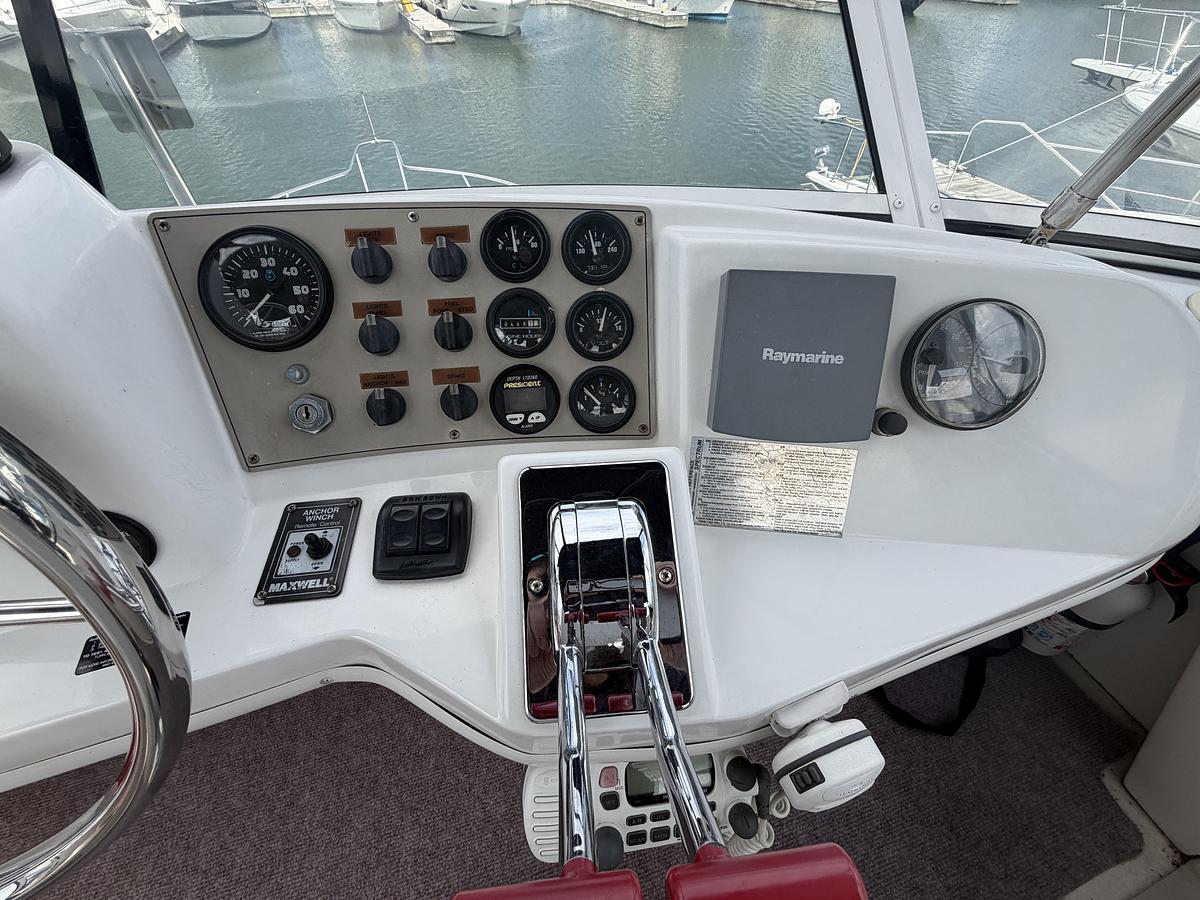 Used 2001 Carver 326 Aft Cabin Motor Yacht