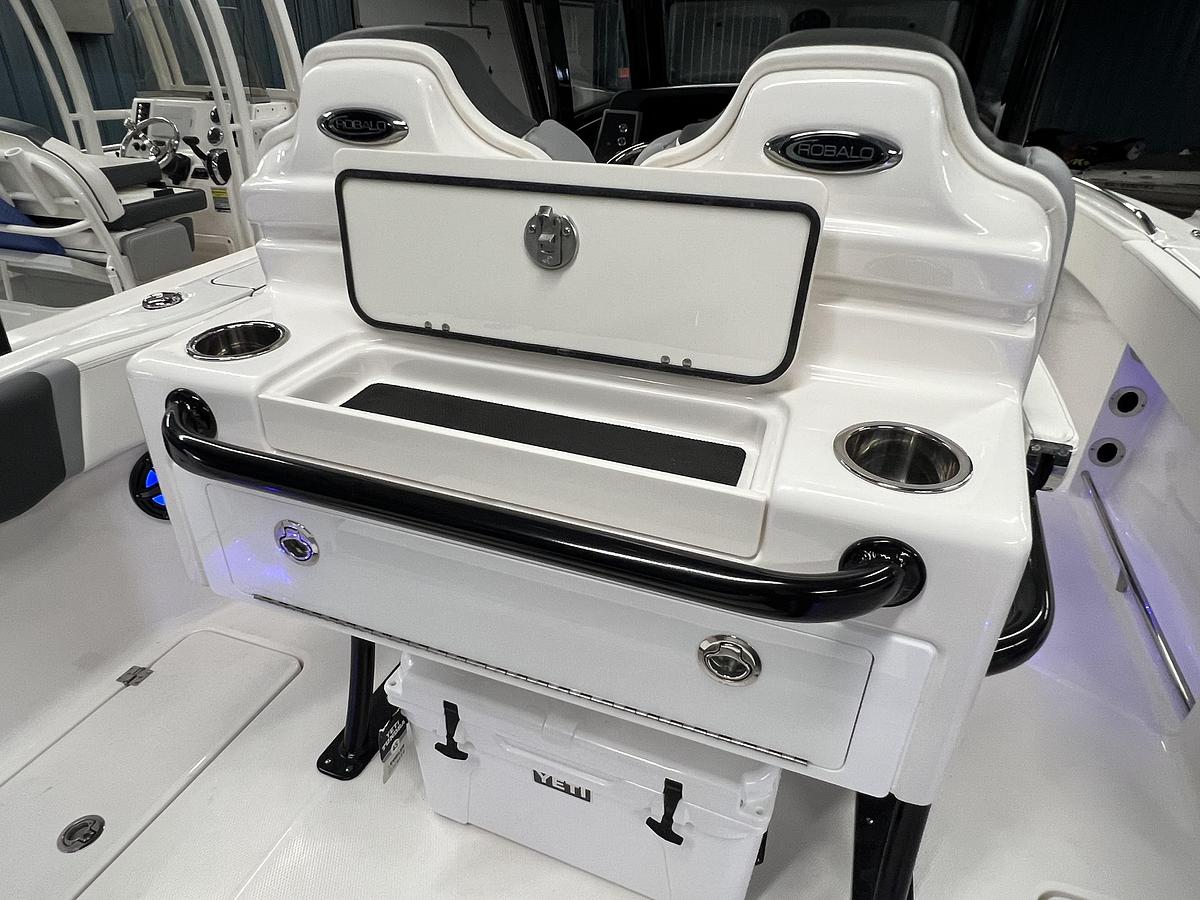 2026 Robalo Center Console R250