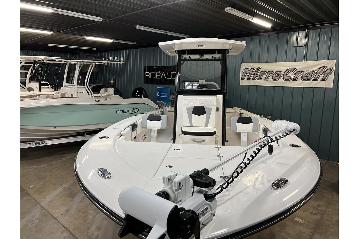 Used 2023 Robalo R-266 Deepwater Black Wide Band