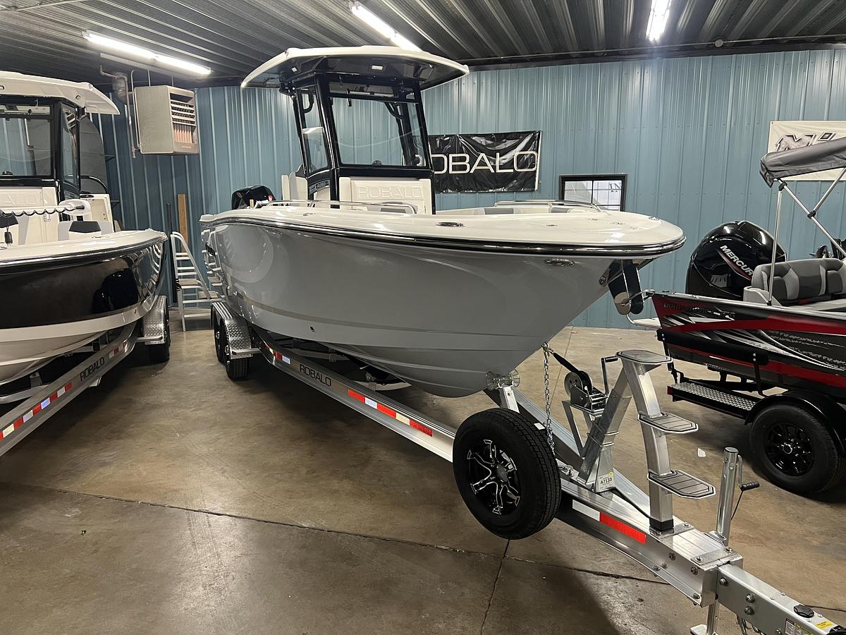 2026 Robalo Center Console R250