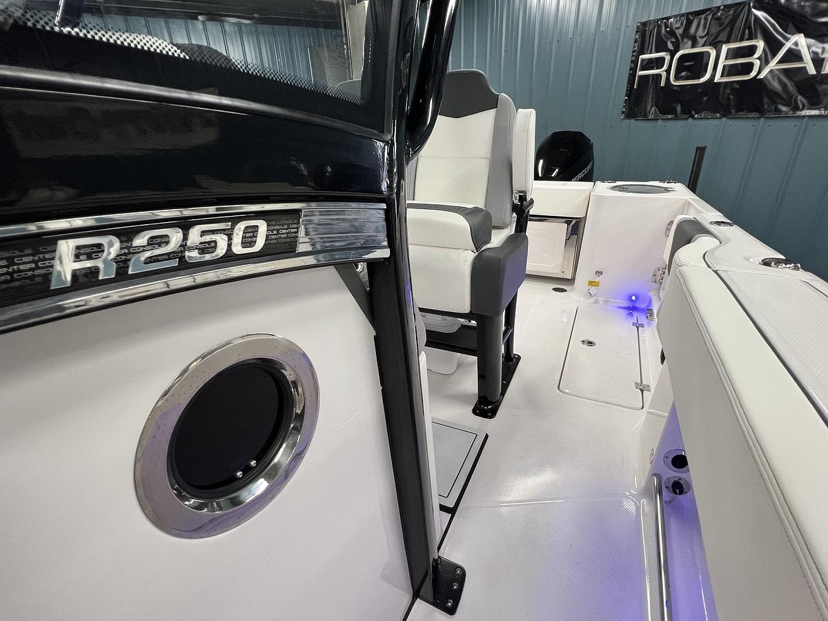 2026 Robalo Center Console R250