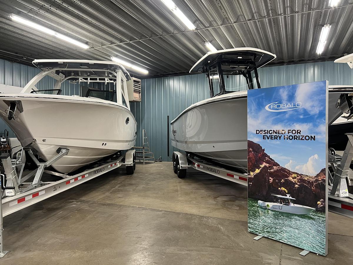 2026 Robalo R257 Dual Console