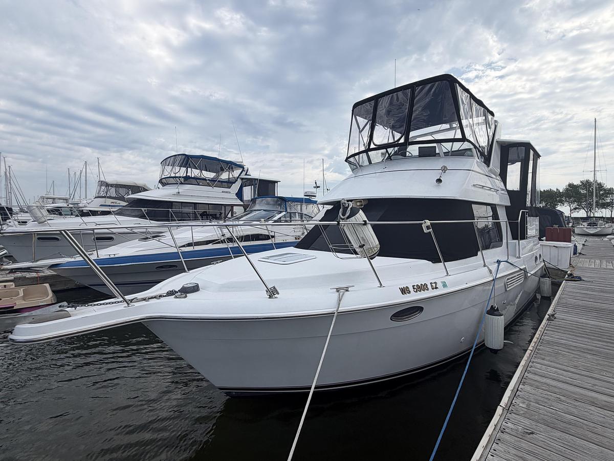 Used 2001 Carver 326 Aft Cabin Motor Yacht