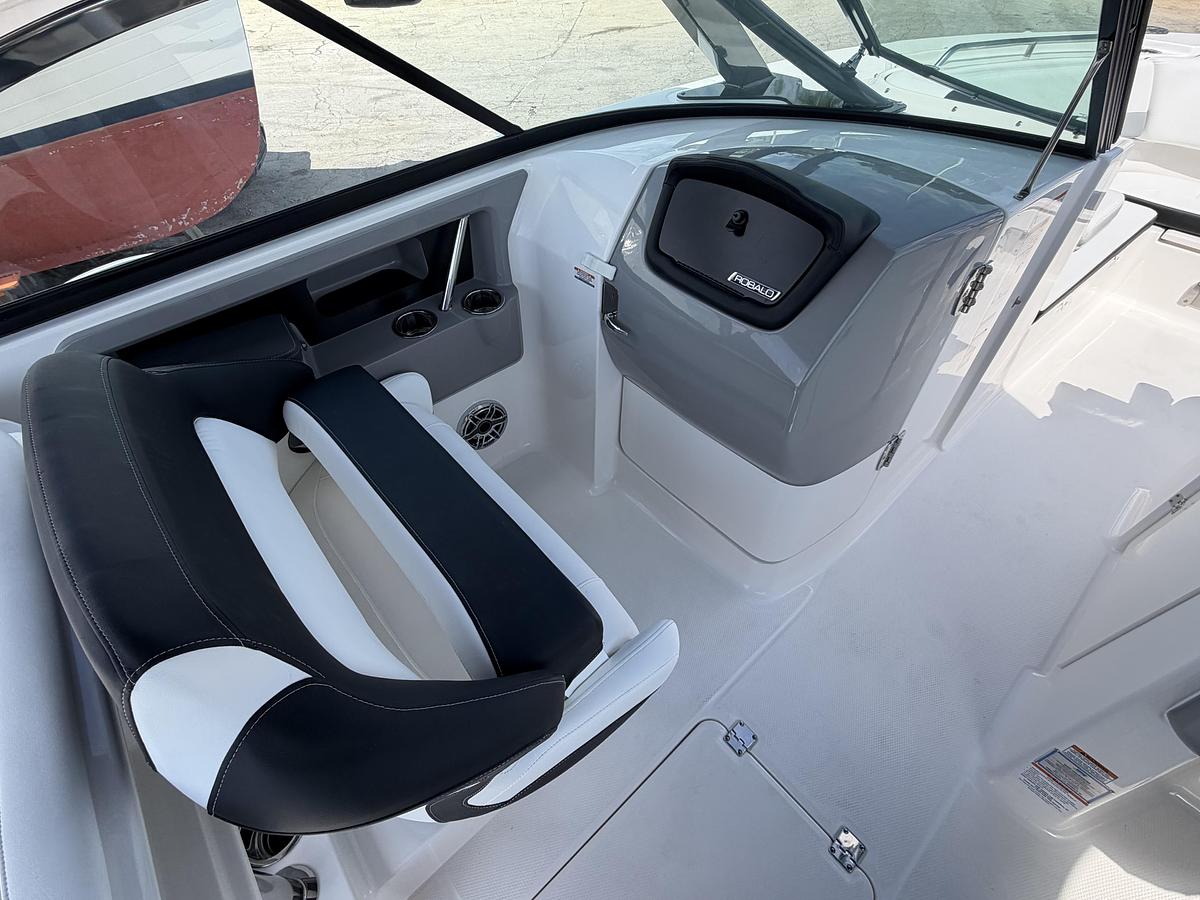 2026 Robalo R317 Dual Console