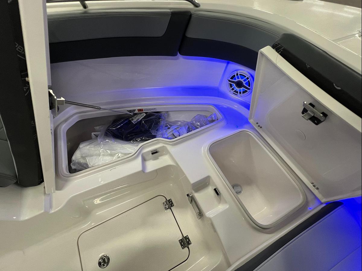 2026 Robalo R257 Dual Console