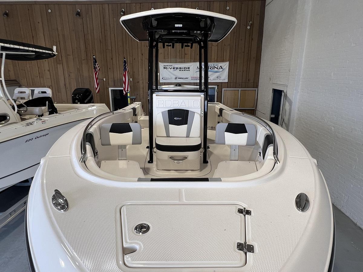 2025 Robalo R230 Center Console