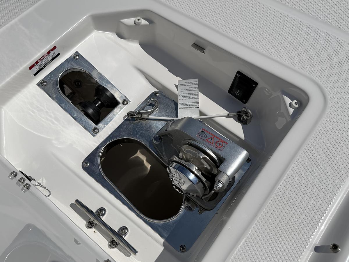 2026 Robalo R317 Dual Console