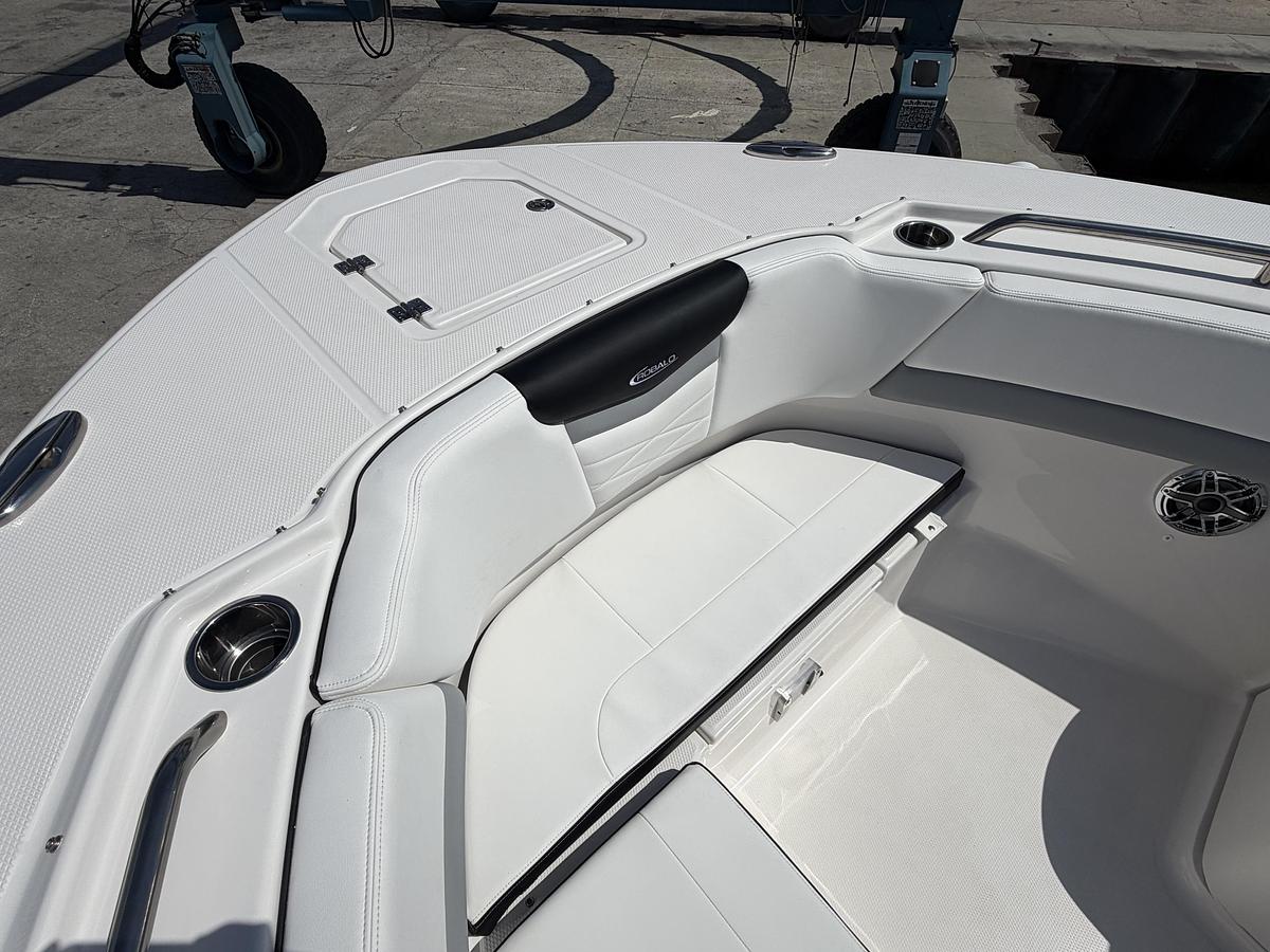 2026 Robalo R317 Dual Console