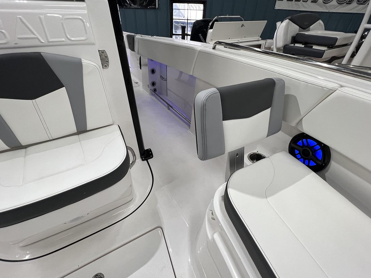 2026 Robalo Center Console R250