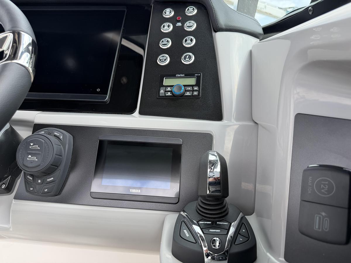 2026 Robalo R317 Dual Console