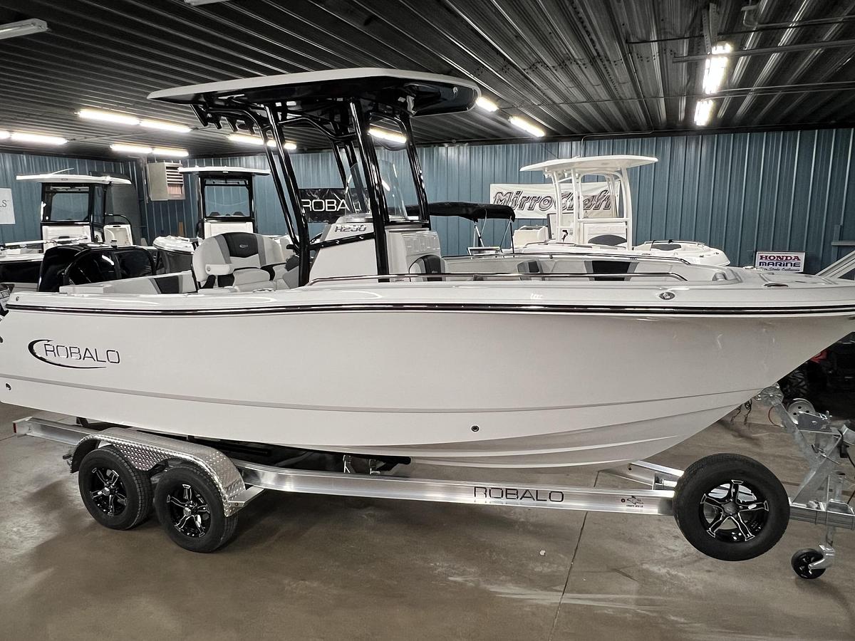 2025 Robalo R230 Center Console
