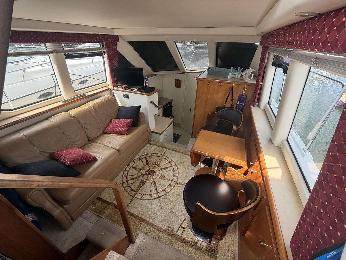 Used 2001 Carver 326 Aft Cabin Motor Yacht