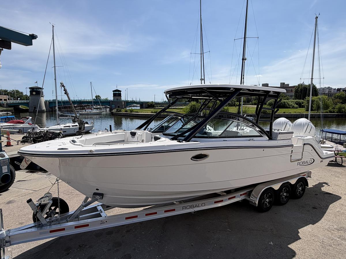 2026 Robalo R317 Dual Console