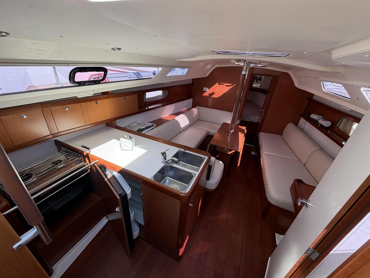 Used 2010 Beneteau Oceanis 34