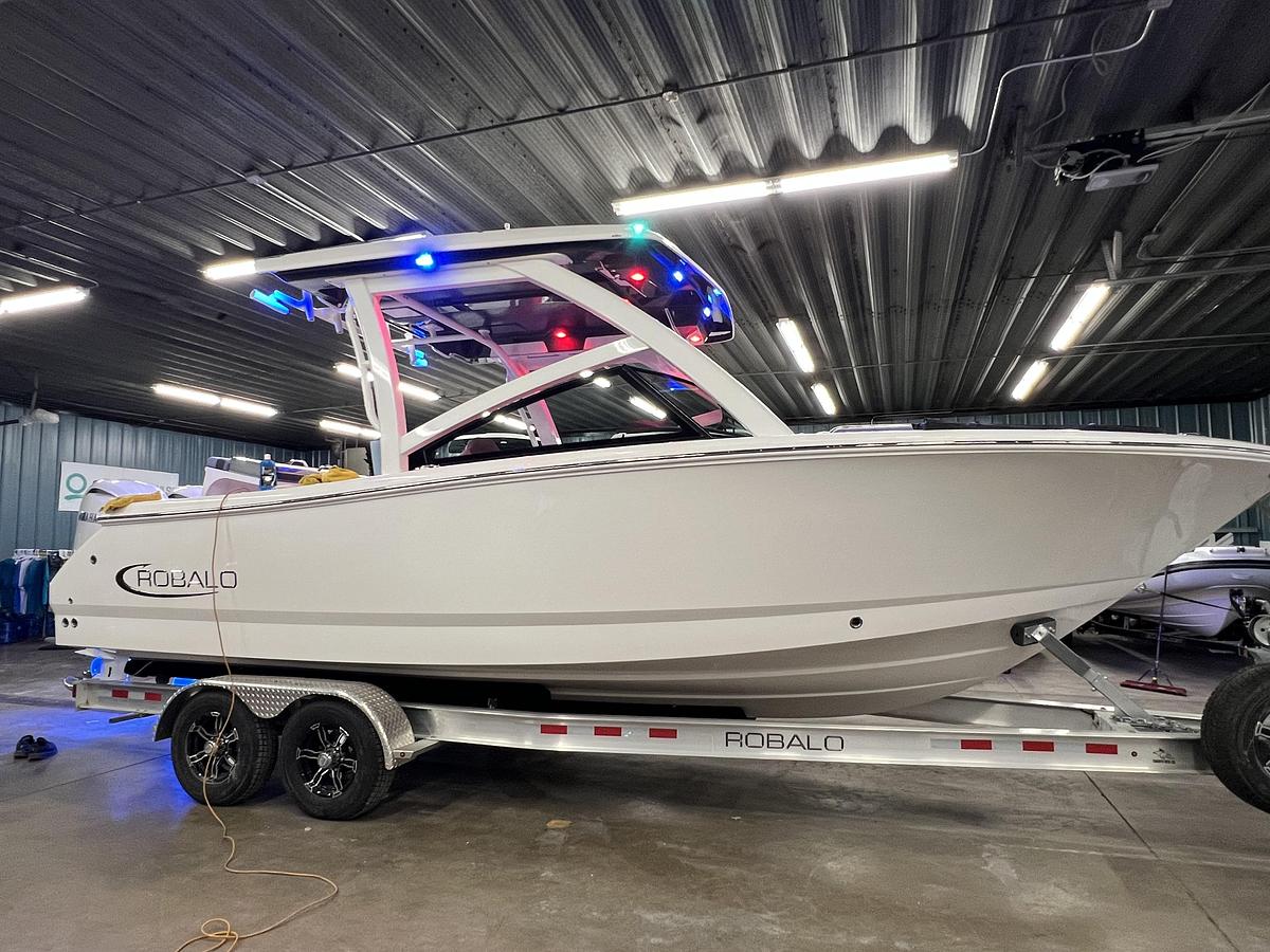 2026 Robalo R257 Dual Console